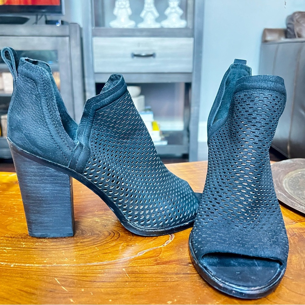 🤍 Vince Camuto - Kensa peep toe ankle bootie